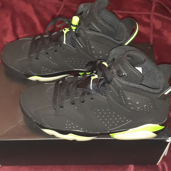 Air Jordan 6 Retro | 9 | Black, Electric Green - Picture 3 of 10